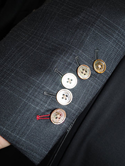 ゼニアスーツを支える素材たち：キュプラ裏地と3種のボタン
