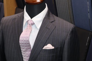 差し色をパープルで統一したドラゴスーツ｜Fashion AT Men'sの画像