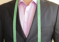 シャドーストライプ（織柄）のスーツを着た男性