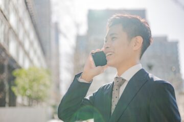 春の街並みとスーツ姿のビジネスマン