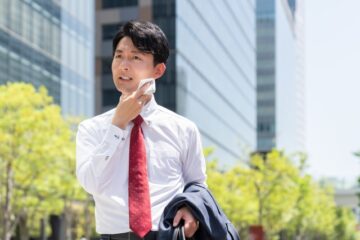 夏の通勤で汗をかいたビジネスマン