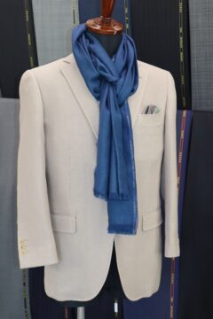 これからの季節、明るい色のジャケットはいかがですか?の画像